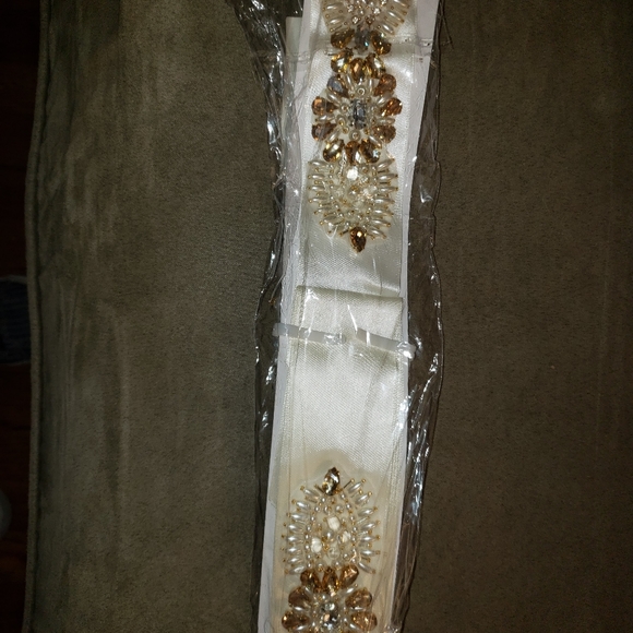 Wedding dress - Picture 3 of 8